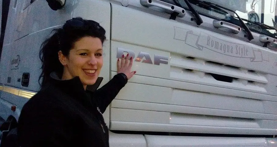 Silvia, coi tacchi a spillo alla guida del suo Tir