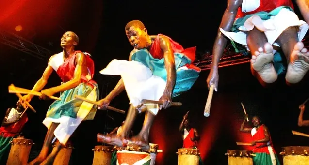 In fuga il percussionista africano