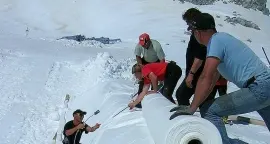 Tonale: stesa una maxicopertaper salvare il ghiacciaio del Presena