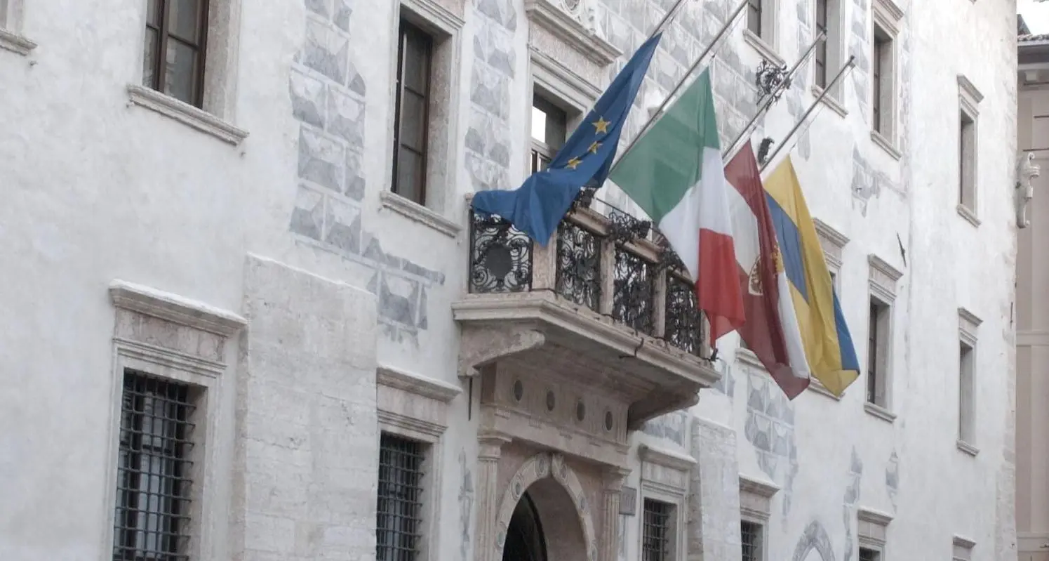 Trento, il Comune sospende temporaneamente il numero whatsapp