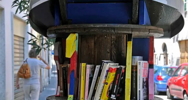 Ecco il bookcrossing: libri gratuiti in strada a ogni ora del giorno