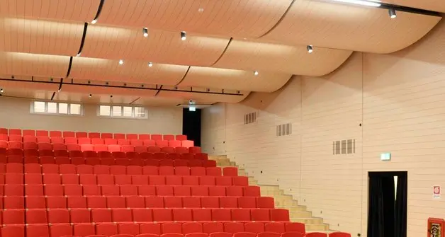 Su il sipario del teatro Meano ritorna in scena
