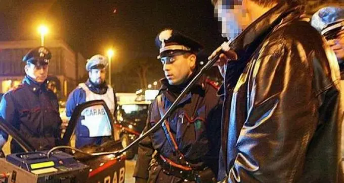 Alcol e guida, i carabinieri ritirano due patenti