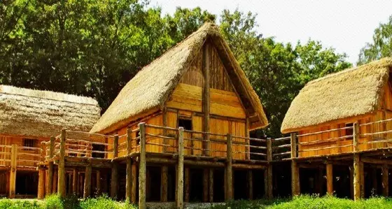 Mamma e figlia dormono nelle palafitte di Ledro