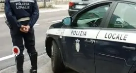 Investe una donna e fugge Mamma si prende la colpa