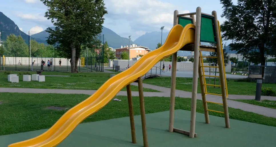 Bimba spinta al parco, braccia fratturate