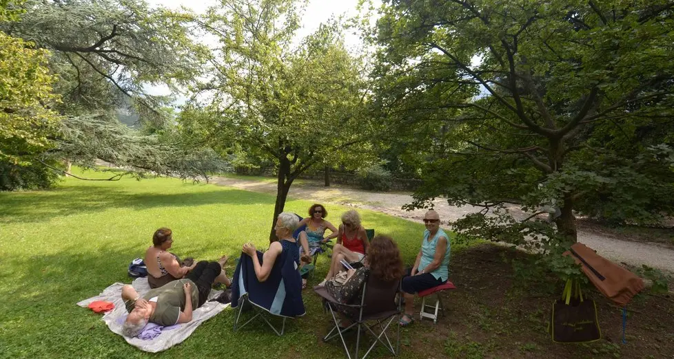 Le «signore del parco»: ridateci le panchine