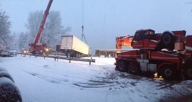 Autotreno slitta sulla neve si ferma a un passo dal lago