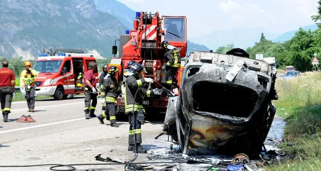 Auto va fuori strada e si incendia: un morto