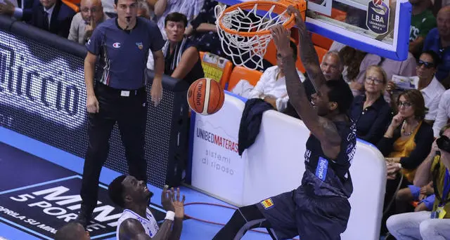 Esordio amaro per l'Aquila Basket: vince Brindisi 69-61