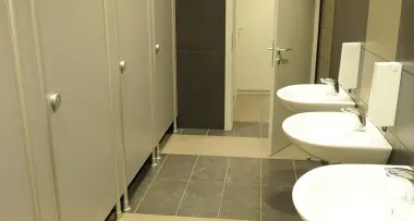 Prendeva le mance nei bagni, licenziata
