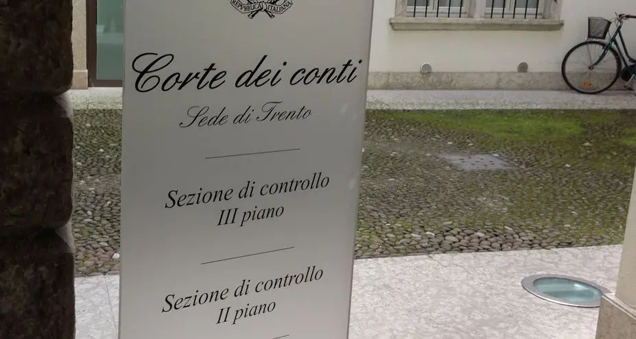 Consulenze facili, dirigente condannato