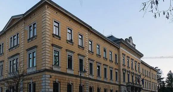 A processo per le pesanti avances alla ragazzina