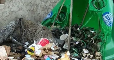 Cassonetti nel mirino di una banda di piromani
