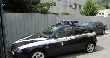 Incendiano auto dei vigili, due arresti