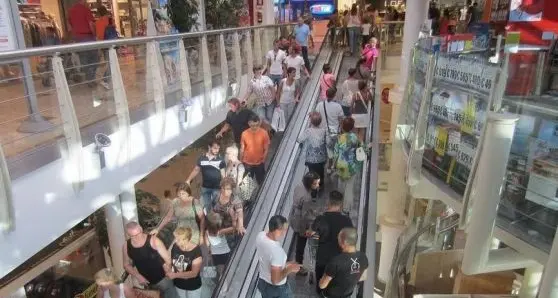 Sradicano due bancomat allo Shop Center ma il colpo è sventato dai carabinieri
