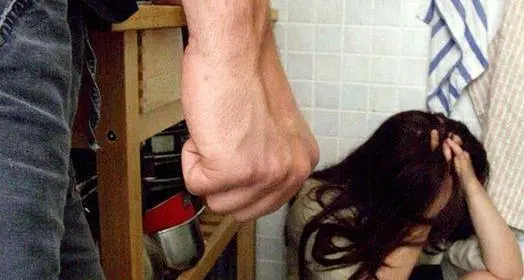 Botte alla moglie, figlie lasciate senza cibo: arrestato