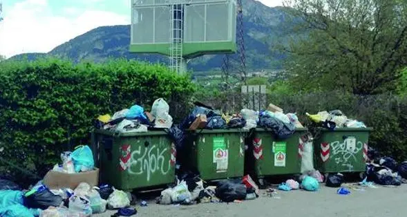 Ex Zuffo, piazzale «invaso» dai rifiuti