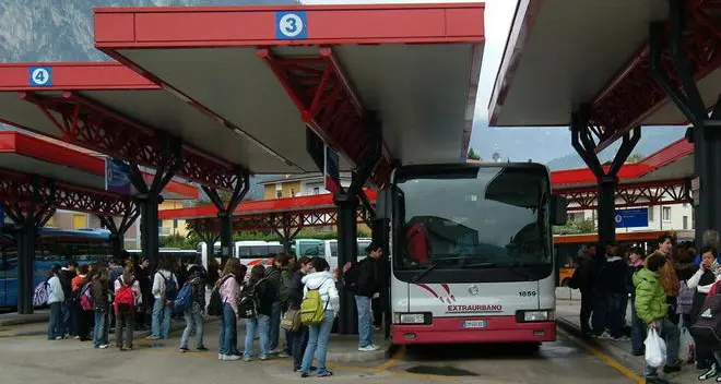 A scuola mezz’ora prima La protesta dei genitori