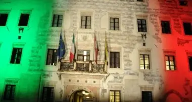 UNITA' D'ITALIATrento: celebrazioni al monumento di Dante e negozi chiusi