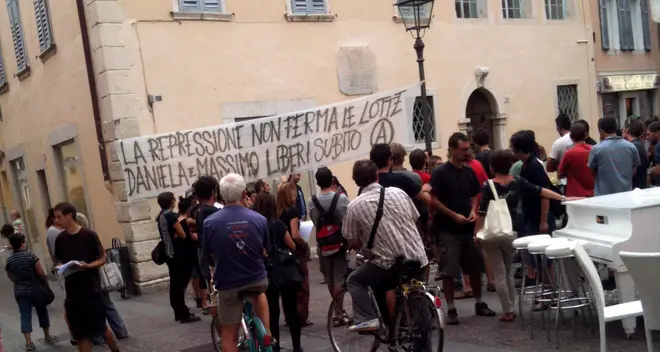 Anarchici arrestati, sit-in e scritte di solidarietà