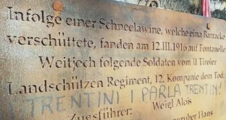 Imbrattato il monumento ai caduti sotto la slavina