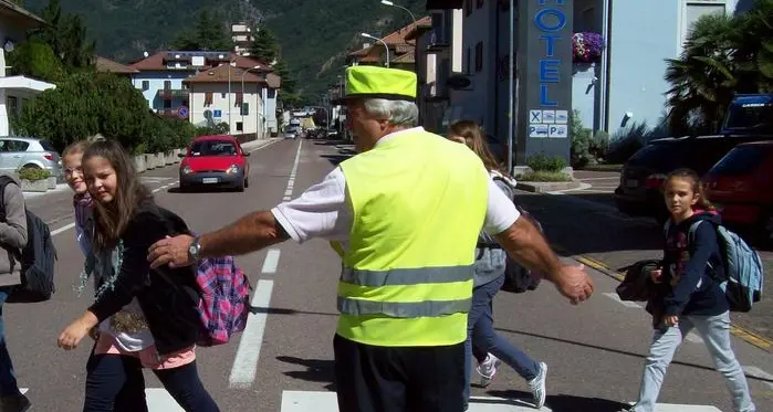 Tornano i nonni vigile davanti alla scuola