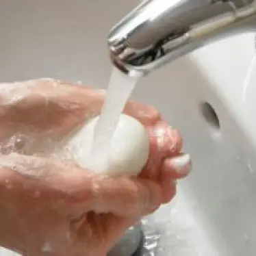 Ma contro la diffusione del virus anche il semplice lavaggio delle mani aiuta