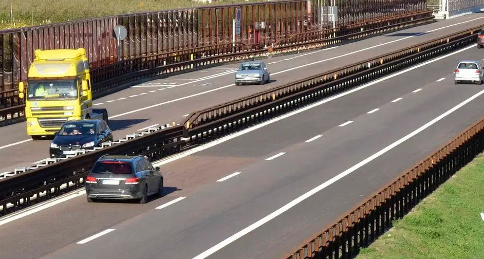 Lite sull’A22, spacca i denti a un giovane