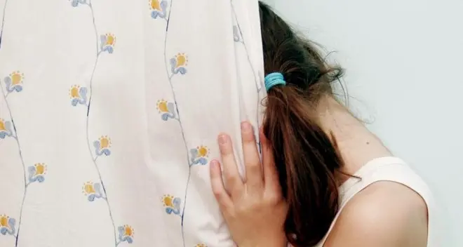 Foto alla ragazzina nuda: arrestato