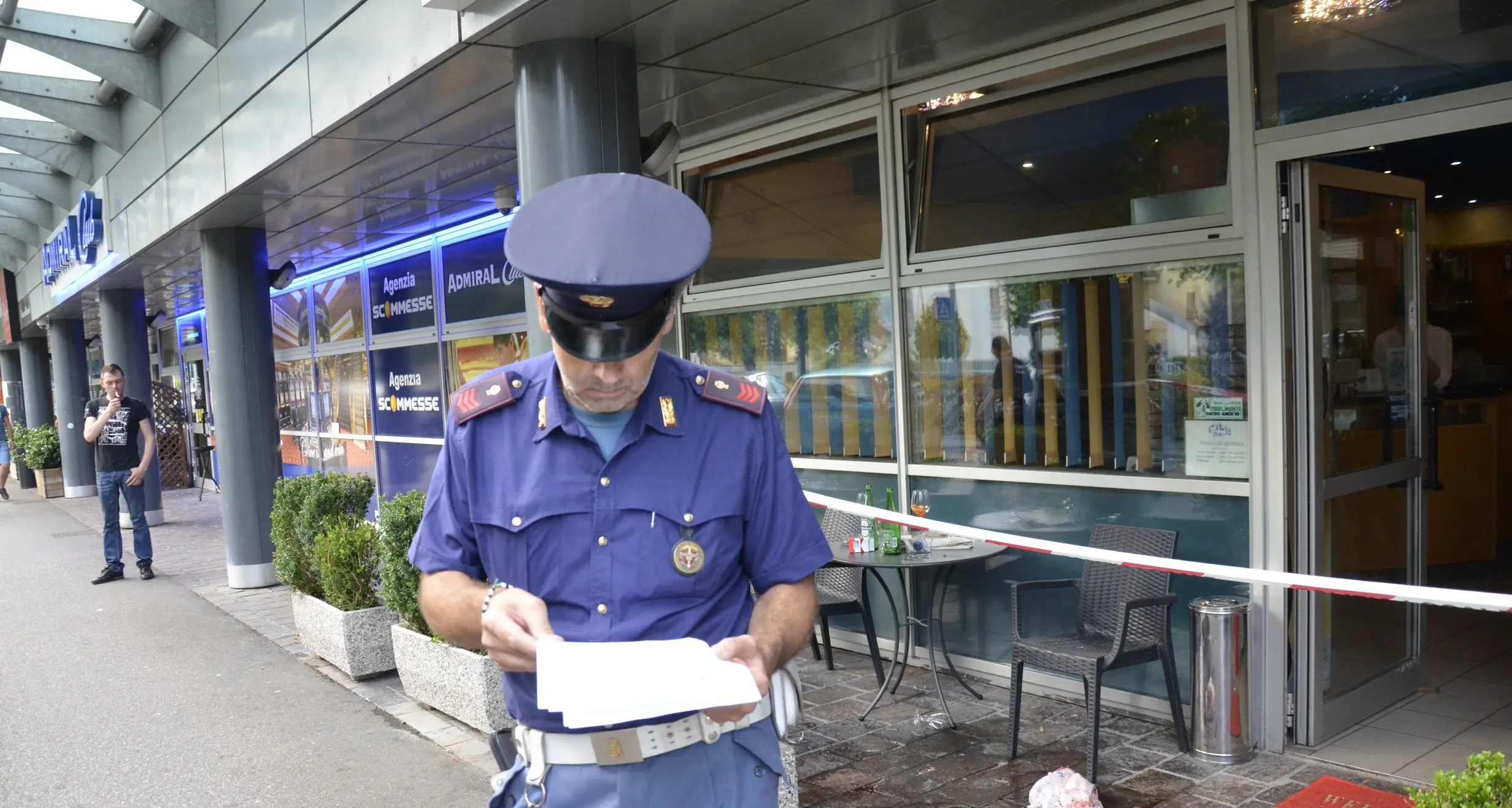 Aggressione al bar, avventore ferito al volto con un coccio di vetro
