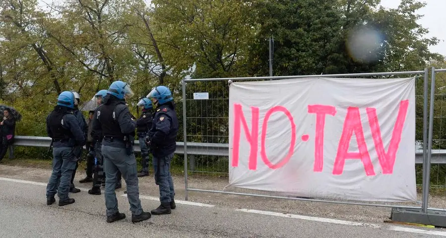 Novaline, gomme tagliate a un vigilante della Tav