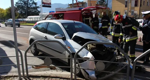 Incidente frontale a Lavis, anziano grave al S.Chiara