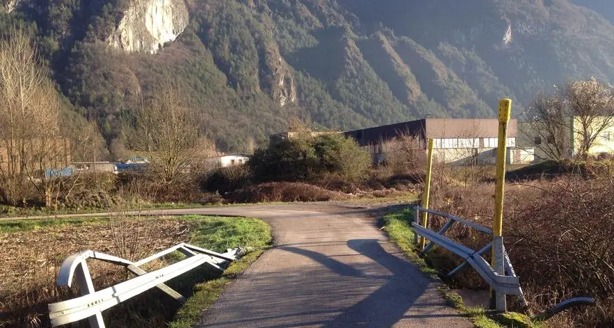 Storo, lo strano caso dei guardrail abbattuti