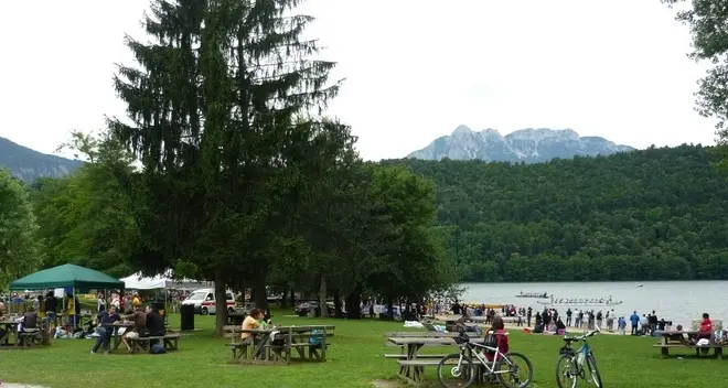 La «Bandiera Blu» sventola sul lago per i dragon boat