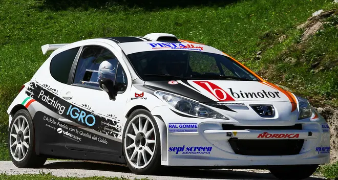 Con Pintarelli vivete l'emozione di volare sui tornanti del mito