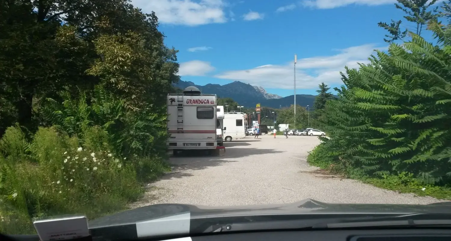 Abbandona figlie e compagna al freddo e va in campeggio