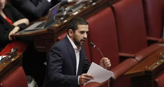 Fraccaro: «Deputati ladri». E scoppia il caos