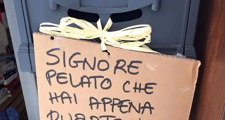 Un cartello contro il ladro di giochi