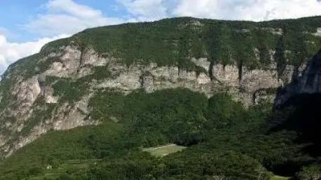 Cadino Alto, cacciatori contro