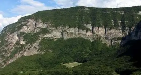 Cadino Alto, cacciatori contro