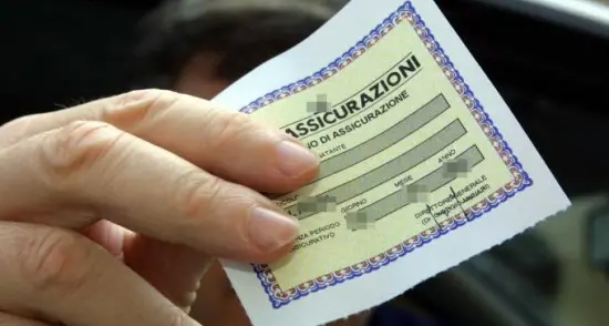 Assicurazione auto, finito l'obbligo di esporre il tagliando