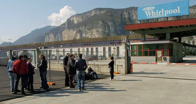 Incendio notturno allo stabilimento Whirlpool