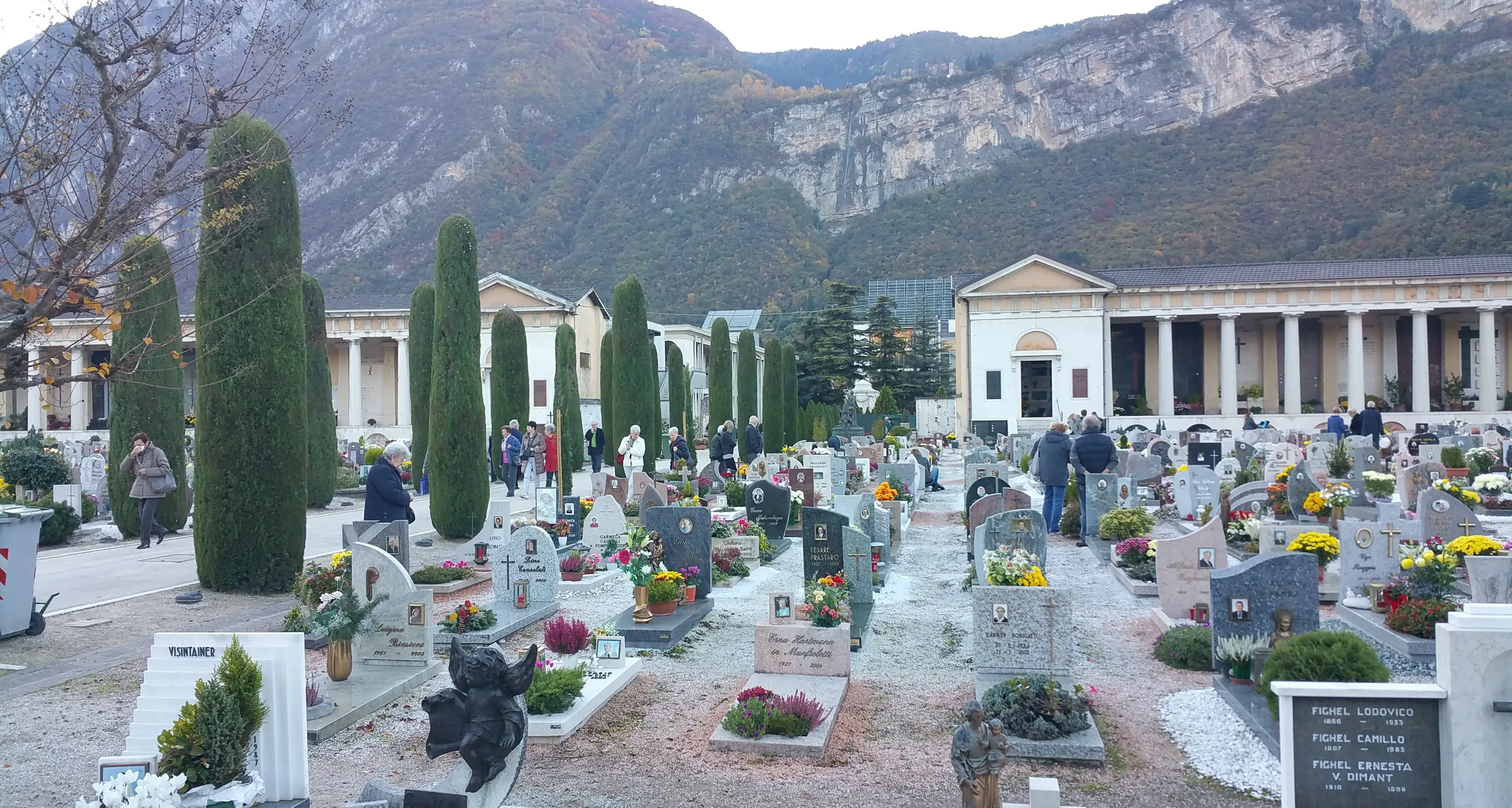 Va a fuoco il vecchio carro funebre