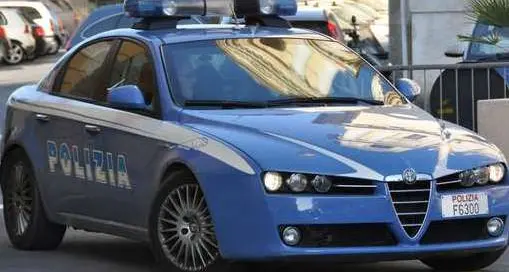 Il “tutore” gli dà la droga e lo molesta