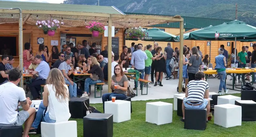 Aperta la «spiaggia» di Rovereto ed è subito pienone