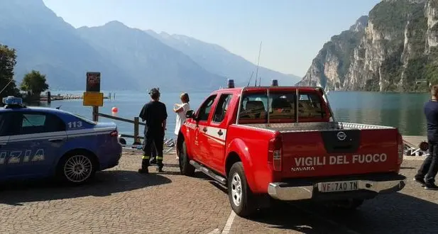 Si tuffa nel lago di notte e annega a 25 anni