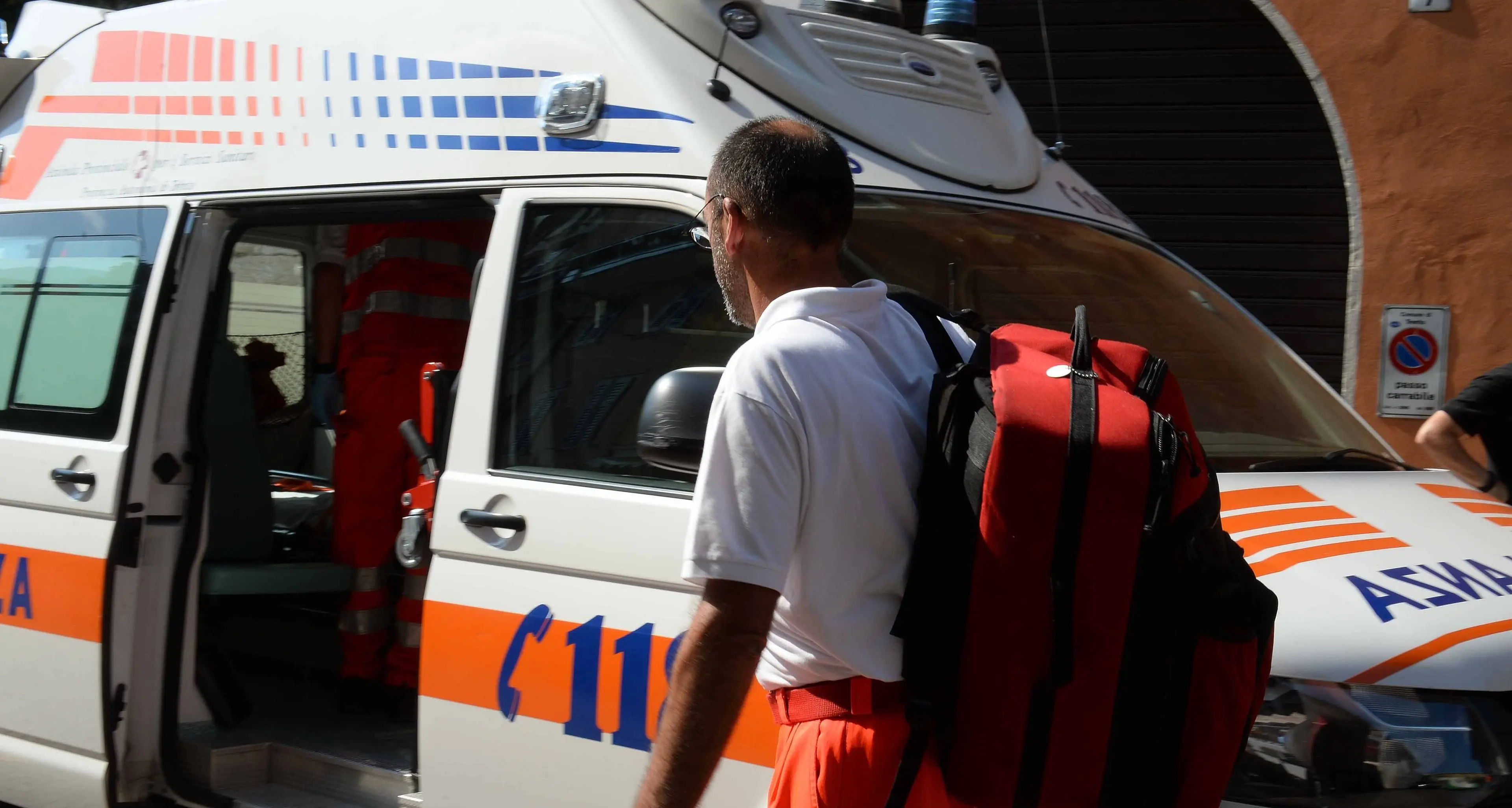 Si \"cala\" dal balcone, bimbo di 4 anni in ospedale