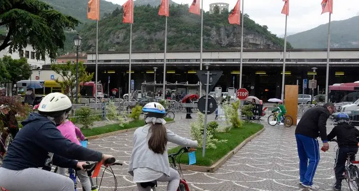 Gli studenti a lezione di educazione stradale