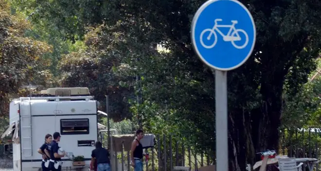 In zona industriale rifiuti abbandonati E spunta una piscina